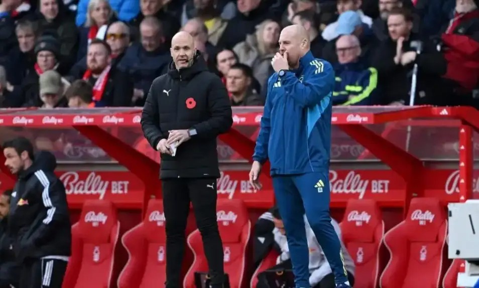 为什么这么多足球运动员说话时会捂住嘴？